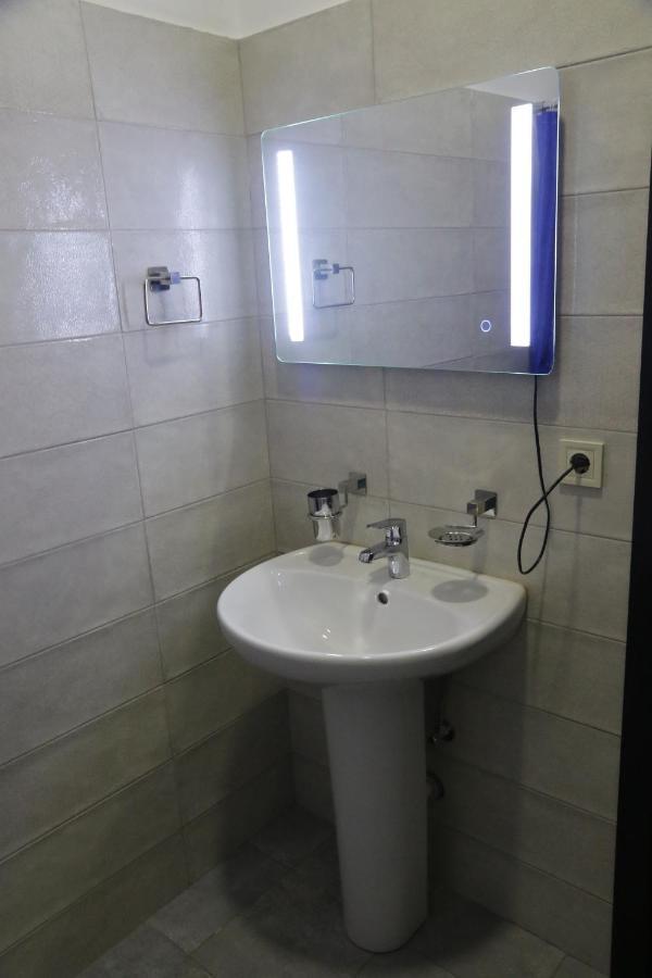 Hotel Aguna Кутаиси Екстериор снимка